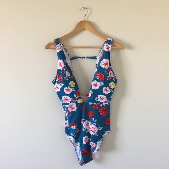 Deep V-cut Monokini - Picture 4 of 7